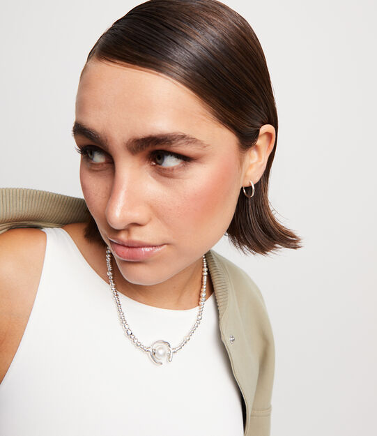 Short beaded necklace with a pearl